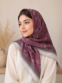 روسری زنانه نخی زنانه طرح هندسی سنتی حاشیه دار رنگ زرشکی